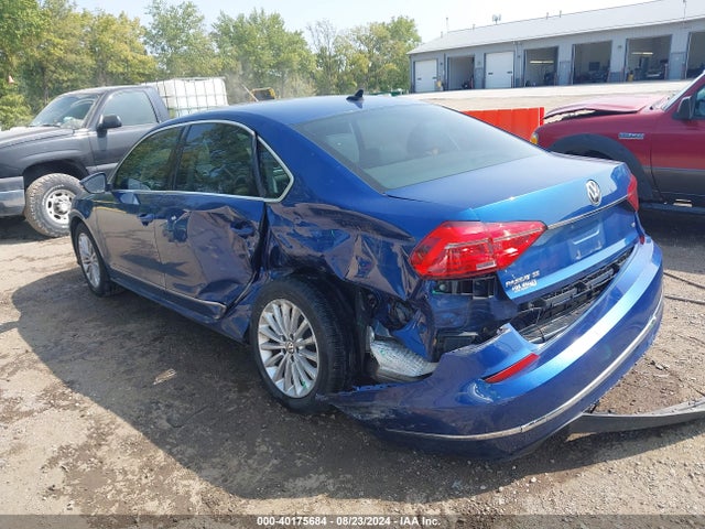 1VWBT7A32GC049031 Volkswagen Passat 1.8t Se