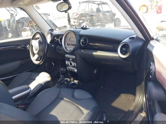 2010 MINI COOPER CLUBMAN WMWML3C52ATX38963 Photo 4