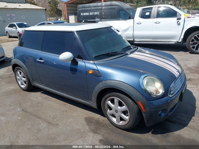 2009 MINI COOPER WMWMF33539TW76928 Photo 0