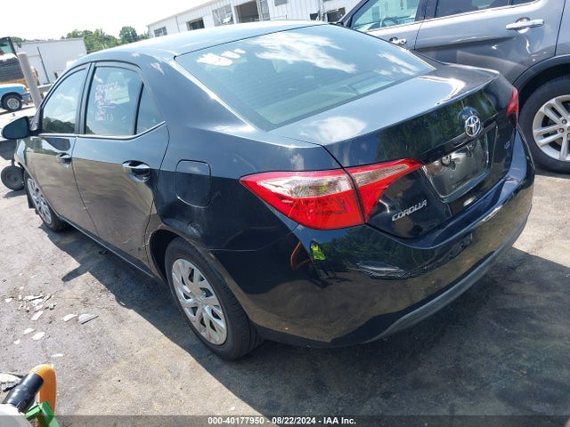 Toyota COROLLA LE 2018 5YFBURHE7JP767501 Image 3