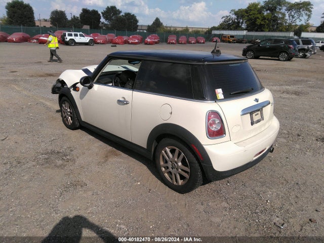 2011 MINI COOPER WMWSU3C56BT096558 Photo 2