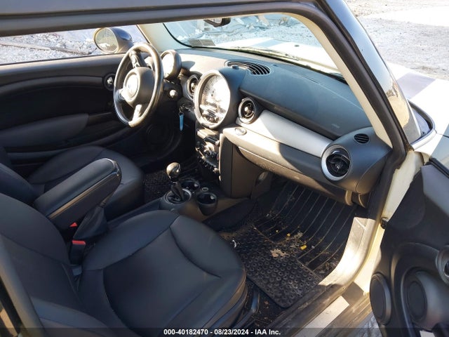 2011 MINI COOPER WMWSU3C56BT096558 Photo 4