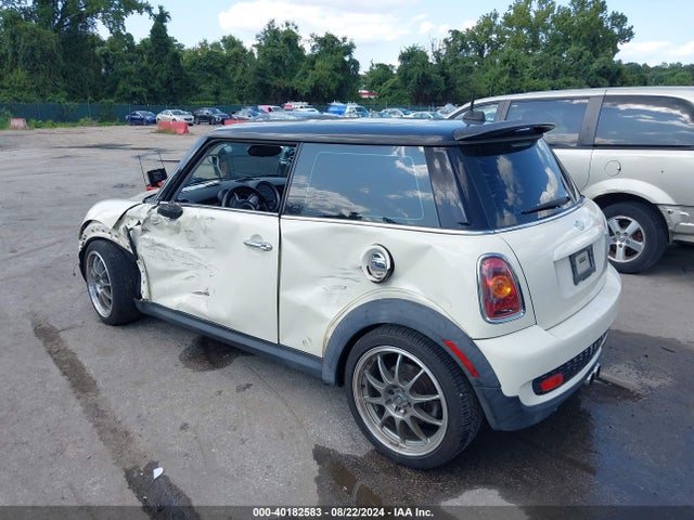 2009 MINI COOPER S WMWMF73599TW82188 Photo 2