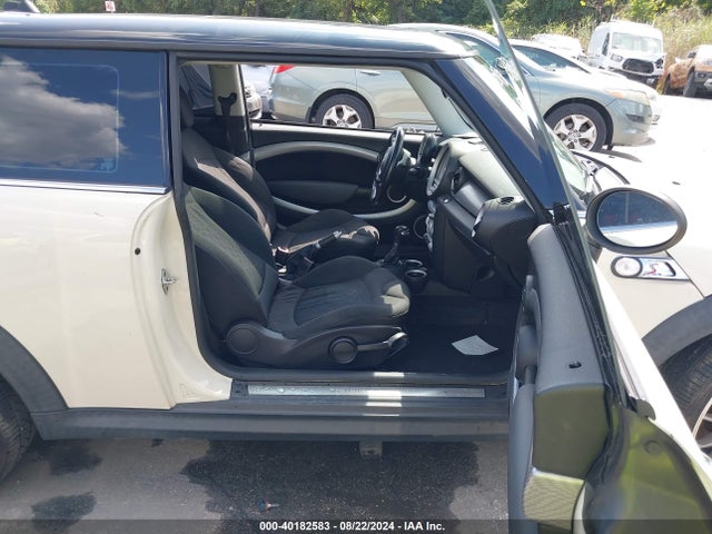2009 MINI COOPER S WMWMF73599TW82188 Photo 4