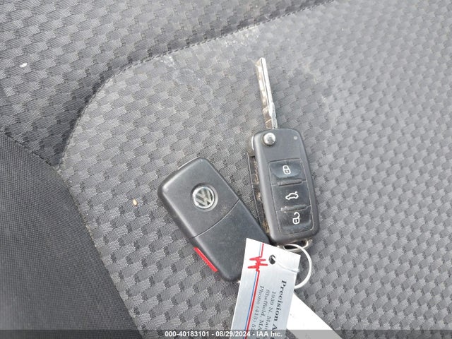 1VWAT7A35FC047283 Volkswagen Passat 1.8t S