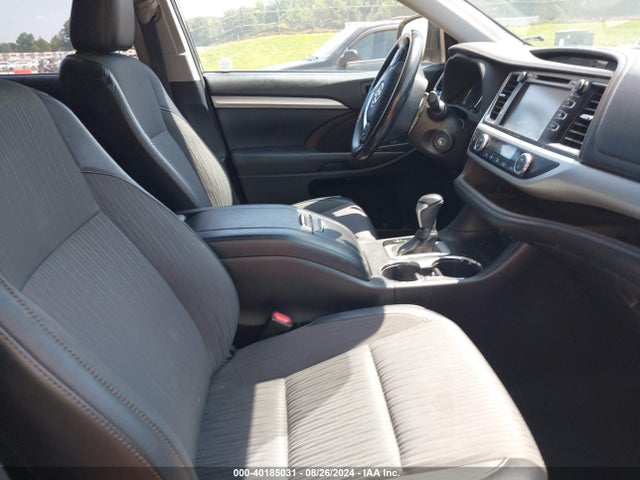 Toyota Highlander Le Plus 2018 5TDZZRFHXJS268244 Image 5