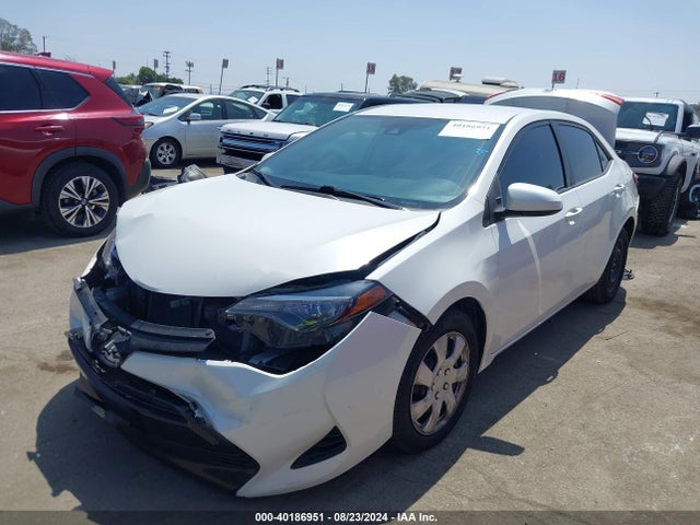 Toyota COROLLA LE 2018 5YFBURHEXJP773728 Image 2