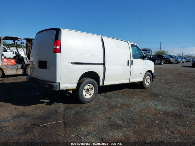 Chevrolet Express 2500 Work Van 2017 1GCWGAF12H1309132 Image 4