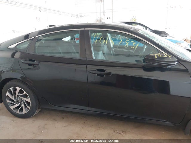 Honda CIVIC EX 2018 19XFC2F75JE000702 Image 12