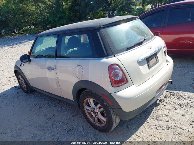 2011 MINI COOPER WMWSU3C59BTX96672 Photo 2