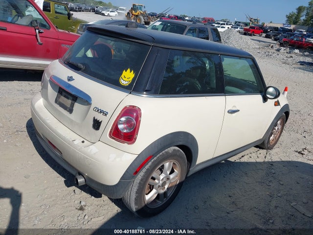 2011 MINI COOPER WMWSU3C59BTX96672 Photo 3