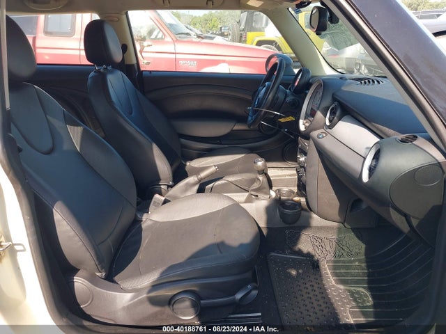 2011 MINI COOPER WMWSU3C59BTX96672 Photo 4