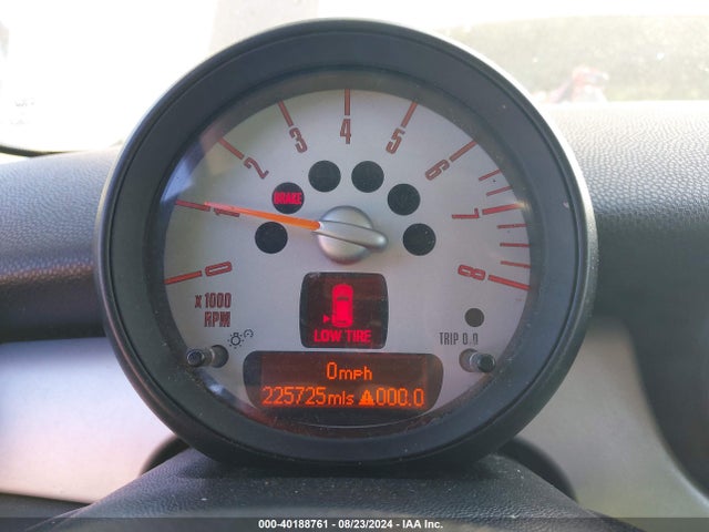 2011 MINI COOPER WMWSU3C59BTX96672 Photo 6