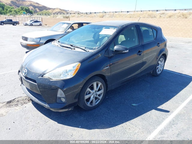 Toyota Prius C Four 2014 JTDKDTB35E1072660 Image 2