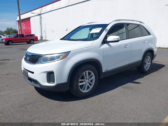 KIA Sorento Lx V6 2015 5XYKTDA72FG605837 Image 2