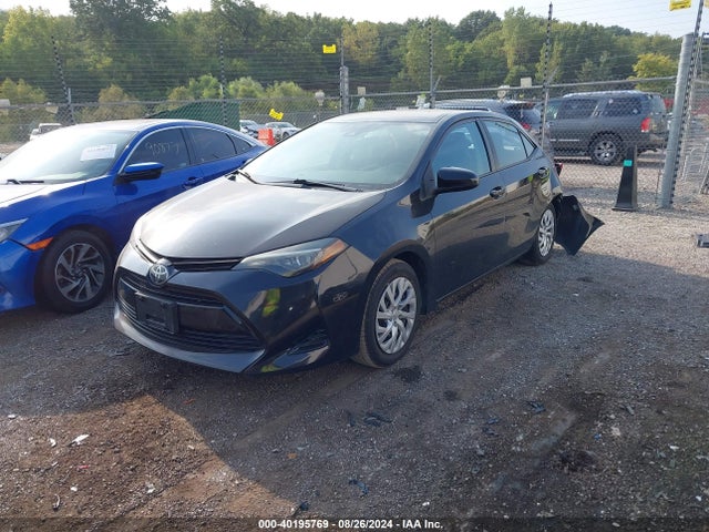 Toyota COROLLA LE 2018 5YFBURHE5JP820258 Image 2