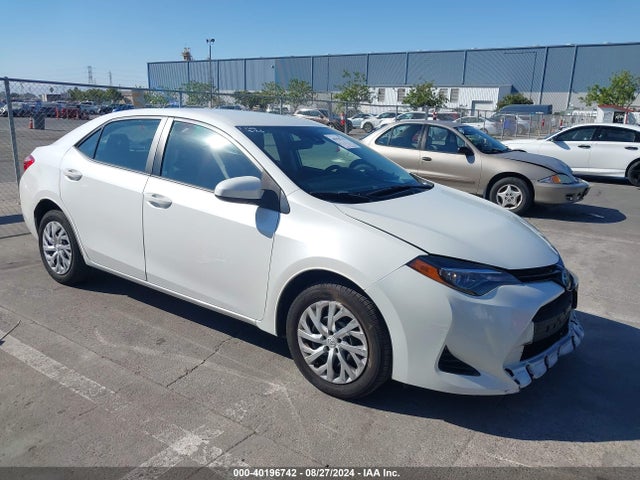 Toyota COROLLA LE 2018 5YFBURHE9JP748027 главное изображение