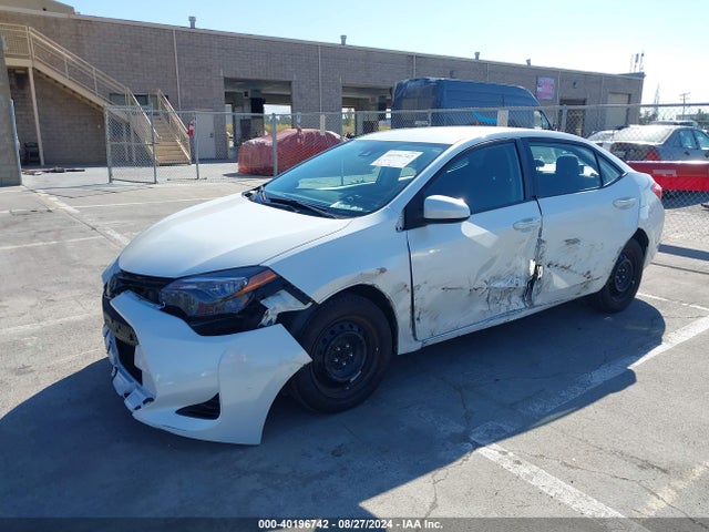 Toyota COROLLA LE 2018 5YFBURHE9JP748027 Image 2