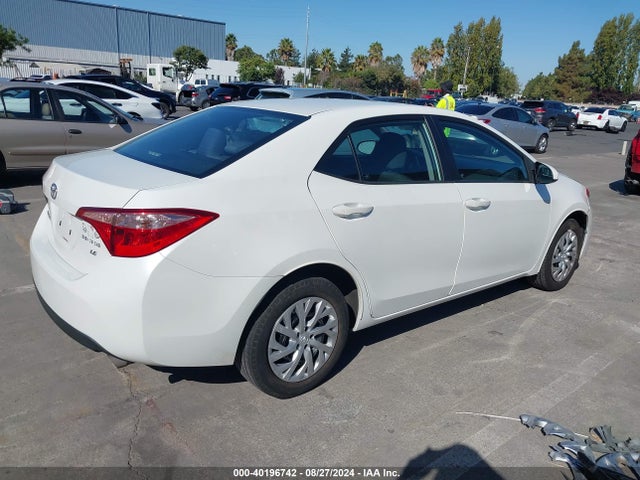 Toyota COROLLA LE 2018 5YFBURHE9JP748027 Image 4