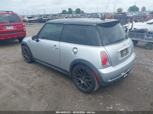 2006 MINI COOPER S WMWRE335X6TN27923 Photo 2