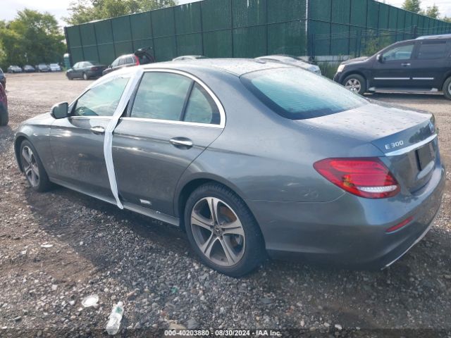 2019 MERCEDES-BENZ E 300 WDDZF4KB8KA588194 Photo 2