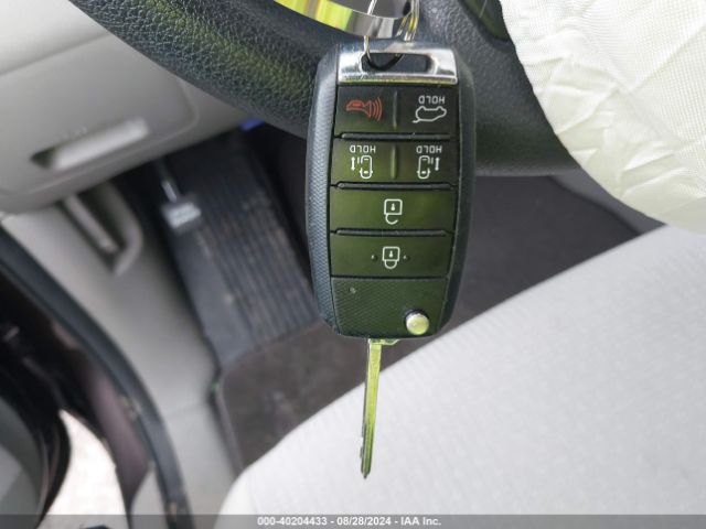 KNDMB5C11J6380929 KIA SEDONA LX