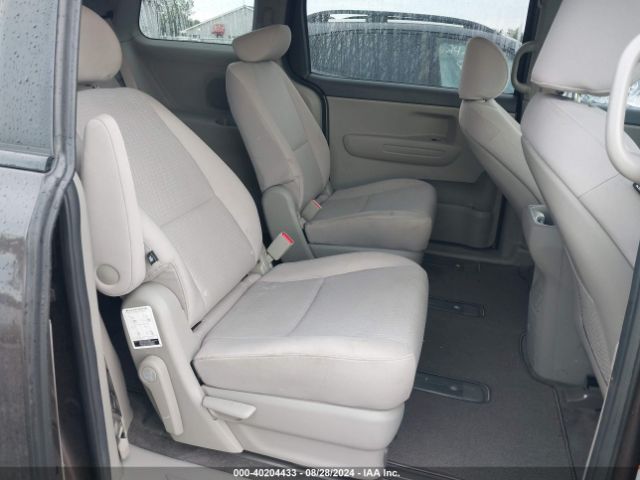 KNDMB5C11J6380929 KIA SEDONA LX