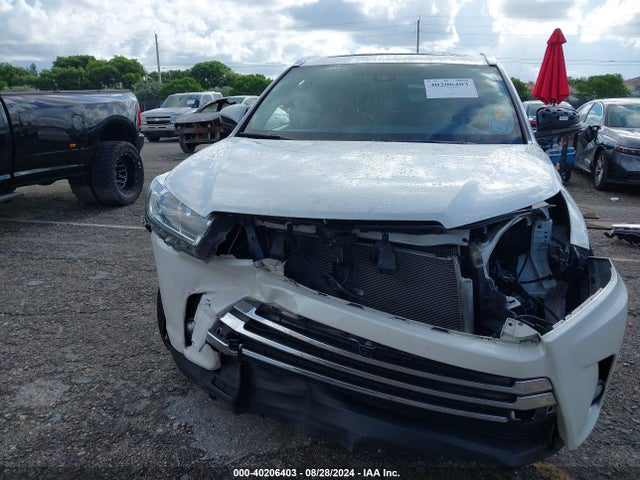 Toyota Highlander Limited Platinum 2018 5TDYZRFH6JS264641 Image 13