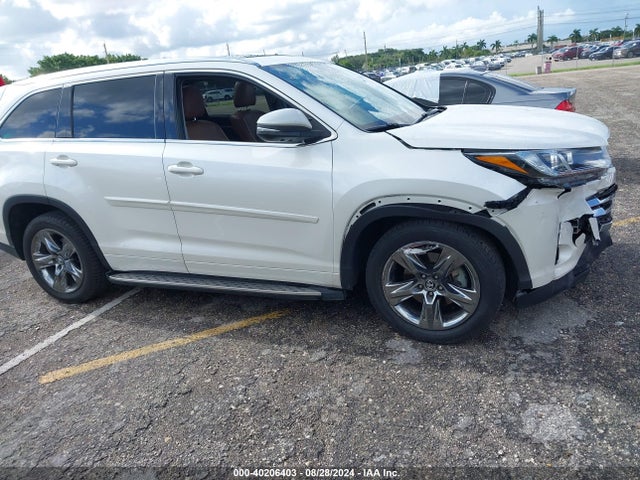 Toyota Highlander Limited Platinum 2018 5TDYZRFH6JS264641 Image 14