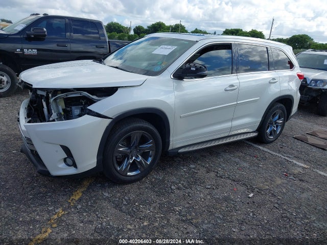 Toyota Highlander Limited Platinum 2018 5TDYZRFH6JS264641 Image 2