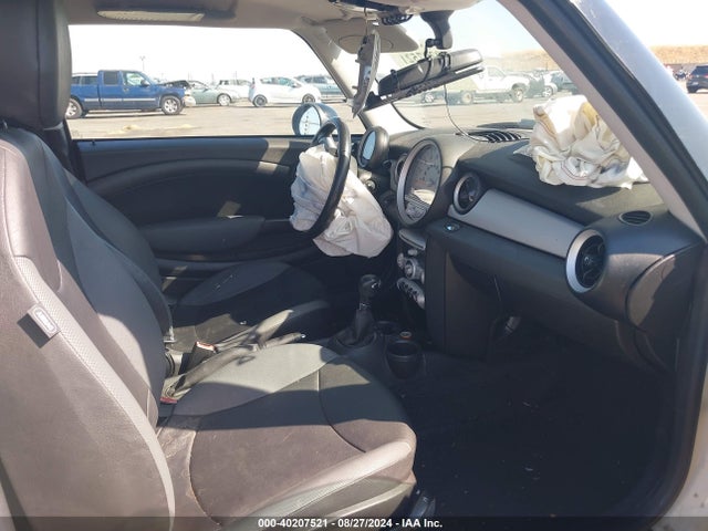 2010 MINI COOPER CLUBMAN WMWML3C55ATX38052 Photo 4