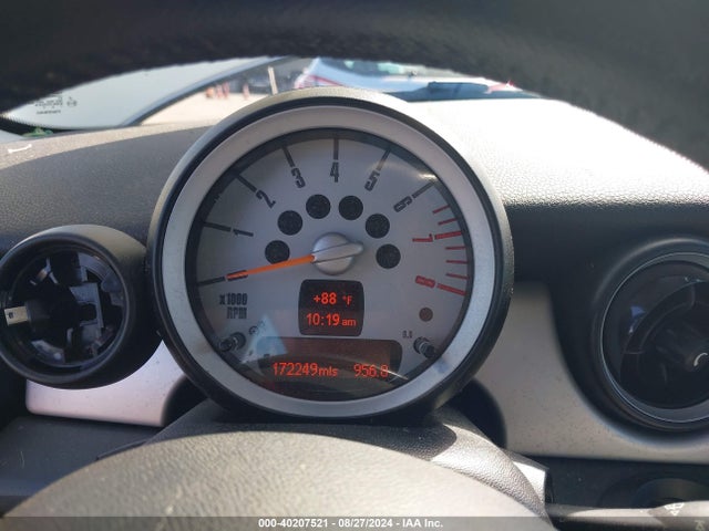 2010 MINI COOPER CLUBMAN WMWML3C55ATX38052 Photo 6