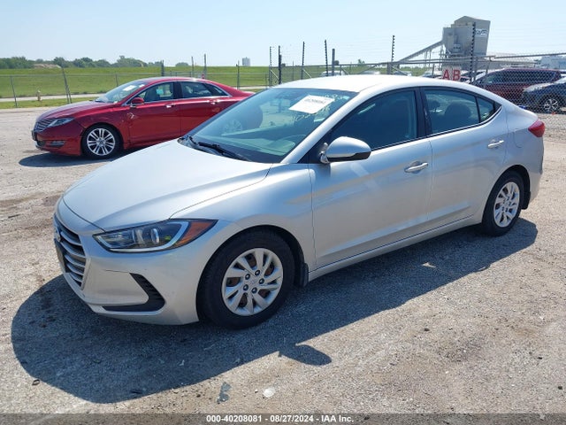 Hyundai ELANTRA SE 2018 5NPD74LF5JH402878 Image 2