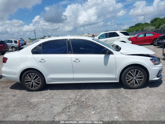 3VWDB7AJXJM207499 Volkswagen Jetta 1.4t Se/1.4t Wolfsburg Edition