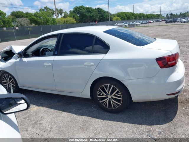 3VWDB7AJXJM207499 Volkswagen Jetta 1.4t Se/1.4t Wolfsburg Edition