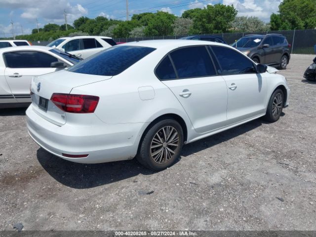 3VWDB7AJXJM207499 Volkswagen Jetta 1.4t Se/1.4t Wolfsburg Edition