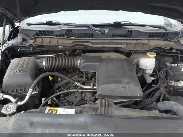 1C6RR6FG5JS208117 RAM 1500 Express Quad Cab 4x2 6'4 Box