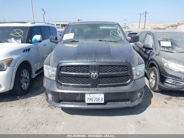 1C6RR6FG5JS208117 RAM 1500 Express Quad Cab 4x2 6'4 Box