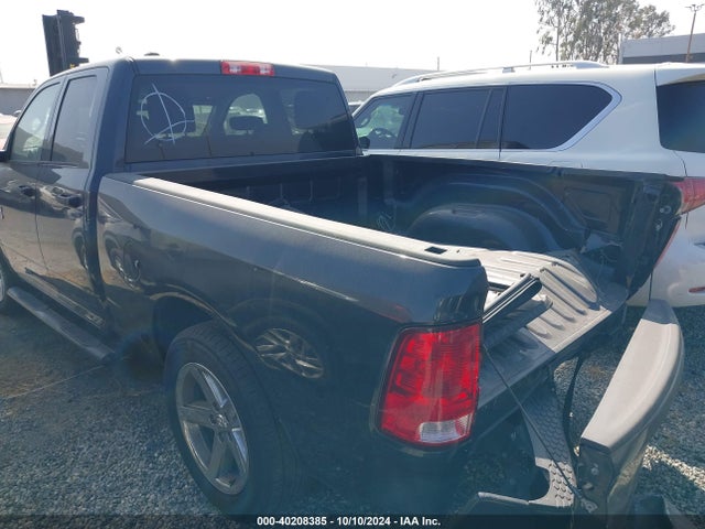 1C6RR6FG5JS208117 RAM 1500 Express Quad Cab 4x2 6'4 Box