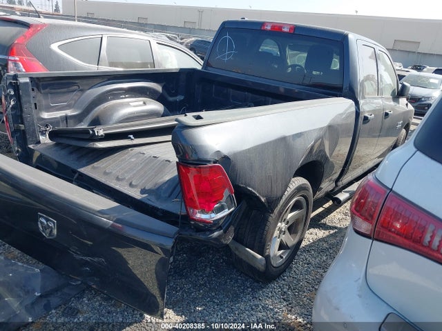 1C6RR6FG5JS208117 RAM 1500 Express Quad Cab 4x2 6'4 Box
