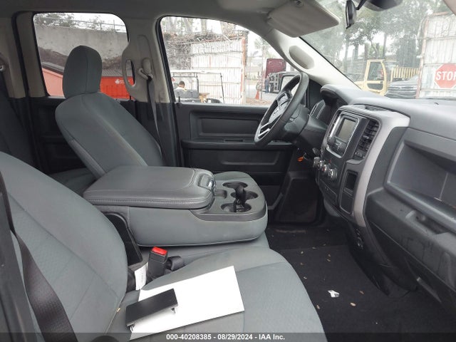 1C6RR6FG5JS208117 RAM 1500 Express Quad Cab 4x2 6'4 Box