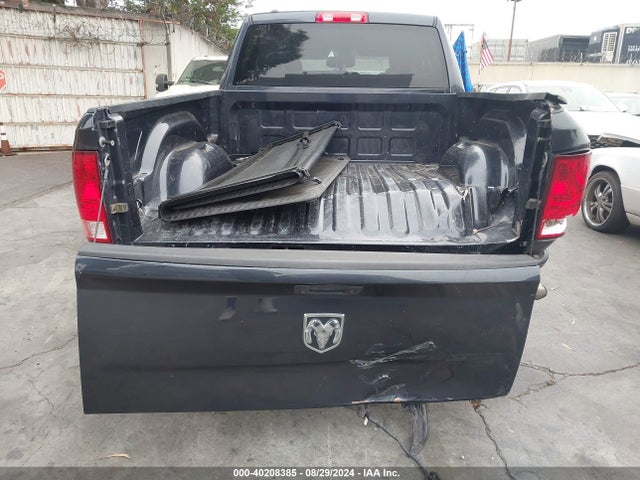 1C6RR6FG5JS208117 RAM 1500 Express Quad Cab 4x2 6'4 Box