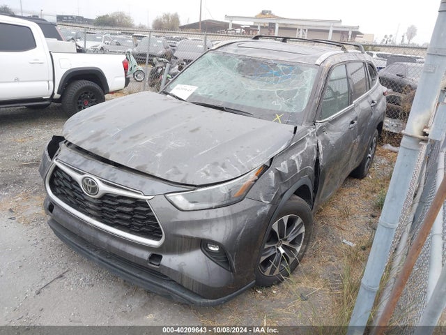 Toyota Highlander Xle 2022 5TDHZRAH4NS125007 Image 2
