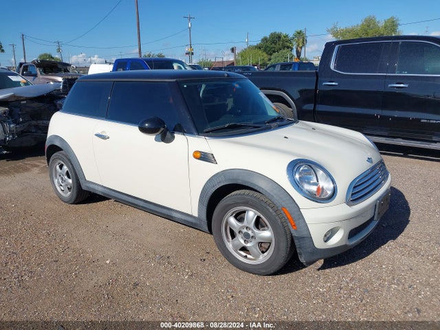 2008 MINI COOPER WMWMF33578TU64130 Photo 0