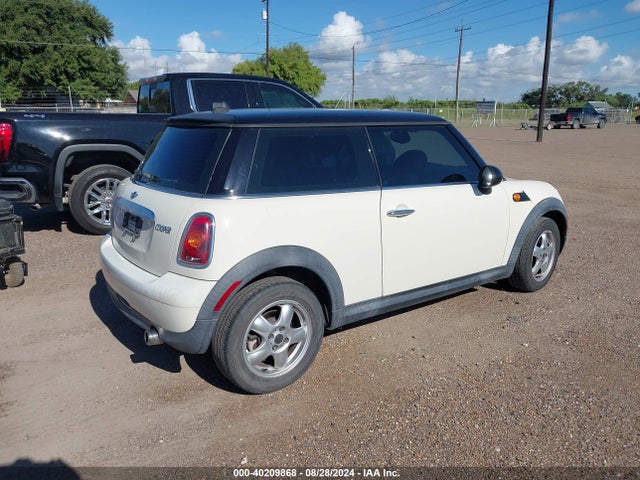 2008 MINI COOPER WMWMF33578TU64130 Photo 3