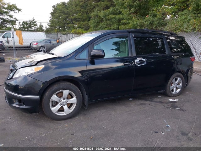 Toyota Sienna Le 8 Passenger 2017 5TDKZ3DC6HS867058 Image 2