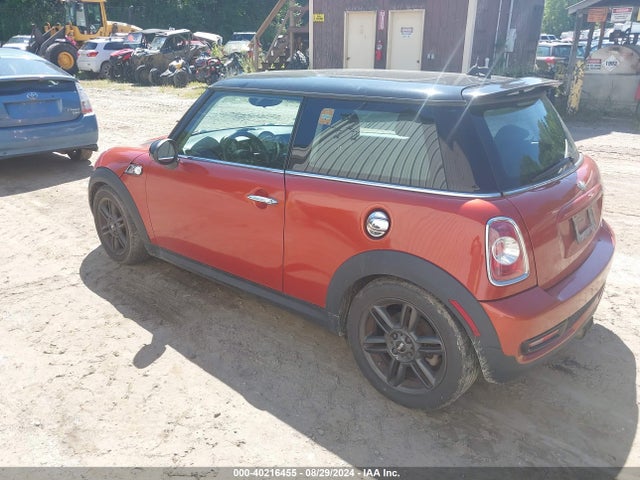 2011 MINI COOPER S WMWSV3C58BTY22756 Photo 2