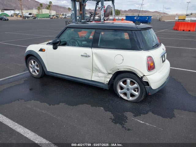 2010 MINI COOPER WMWMF3C57ATZ66867 Photo 2