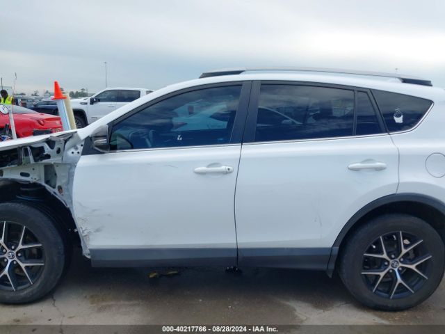 2T3NFREV4JW451779 Toyota RAV4 SE