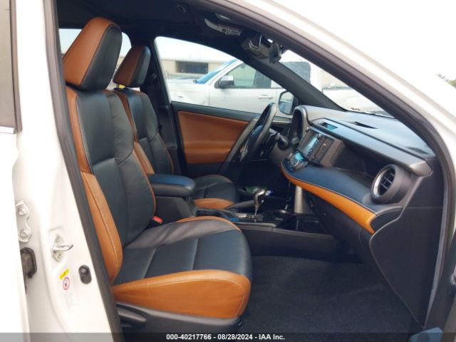 2T3NFREV4JW451779 Toyota RAV4 SE